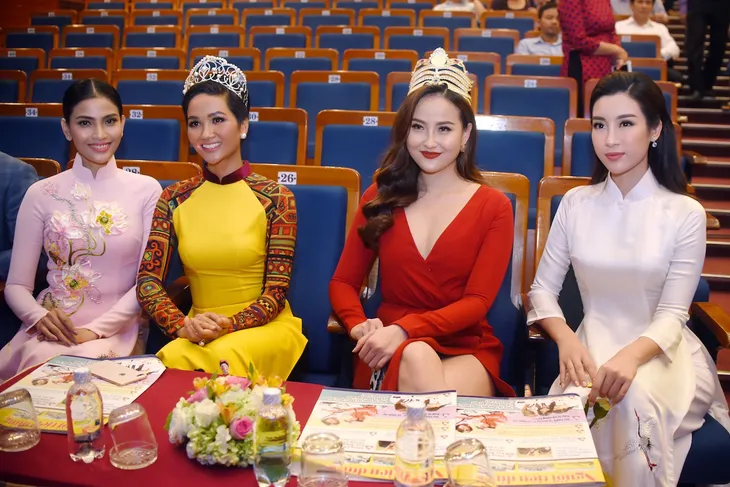 Đỗ Mỹ Linh, H’Hen Nie diện áo dài đọ dáng cùng dàn Hoa hậu, Á hậu - Ảnh 2. Đỗ Mỹ Linh, H’Hen Nie diện áo dài đọ dáng cùng dàn Hoa hậu, Á hậu - Ảnh 2.