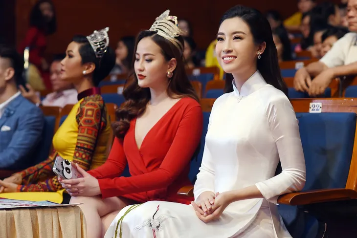 Đỗ Mỹ Linh, H’Hen Nie diện áo dài đọ dáng cùng dàn Hoa hậu, Á hậu - Ảnh 3. Đỗ Mỹ Linh, H’Hen Nie diện áo dài đọ dáng cùng dàn Hoa hậu, Á hậu - Ảnh 3.