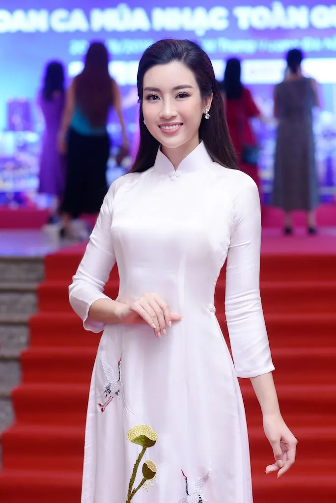 Đỗ Mỹ Linh, H’Hen Nie diện áo dài đọ dáng cùng dàn Hoa hậu, Á hậu - Ảnh 8. Đỗ Mỹ Linh, H’Hen Nie diện áo dài đọ dáng cùng dàn Hoa hậu, Á hậu - Ảnh 8.