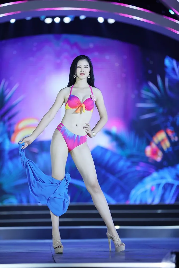 Màn trình diễn bikini nóng bỏng của thí sinh HHVN 2018 tại Đà Nẵng - Ảnh 11. Màn trình diễn bikini nóng bỏng của thí sinh HHVN 2018 tại Đà Nẵng - Ảnh 11.