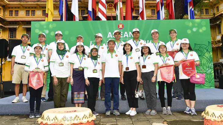 Đại sứ các nước Đông Nam Á đạp xe hữu nghị nhân Ngày Gia đình ASEAN 2018 - Ảnh 3. Đại sứ các nước Đông Nam Á đạp xe hữu nghị nhân Ngày Gia đình ASEAN 2018 - Ảnh 3.