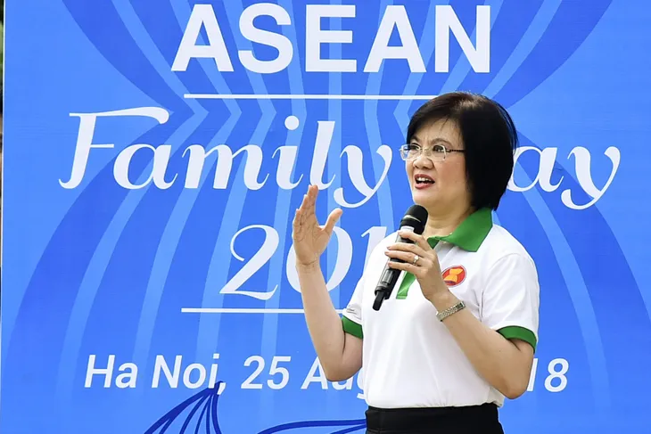 Đại sứ các nước Đông Nam Á đạp xe hữu nghị nhân Ngày Gia đình ASEAN 2018 - Ảnh 2. Đại sứ các nước Đông Nam Á đạp xe hữu nghị nhân Ngày Gia đình ASEAN 2018 - Ảnh 2.