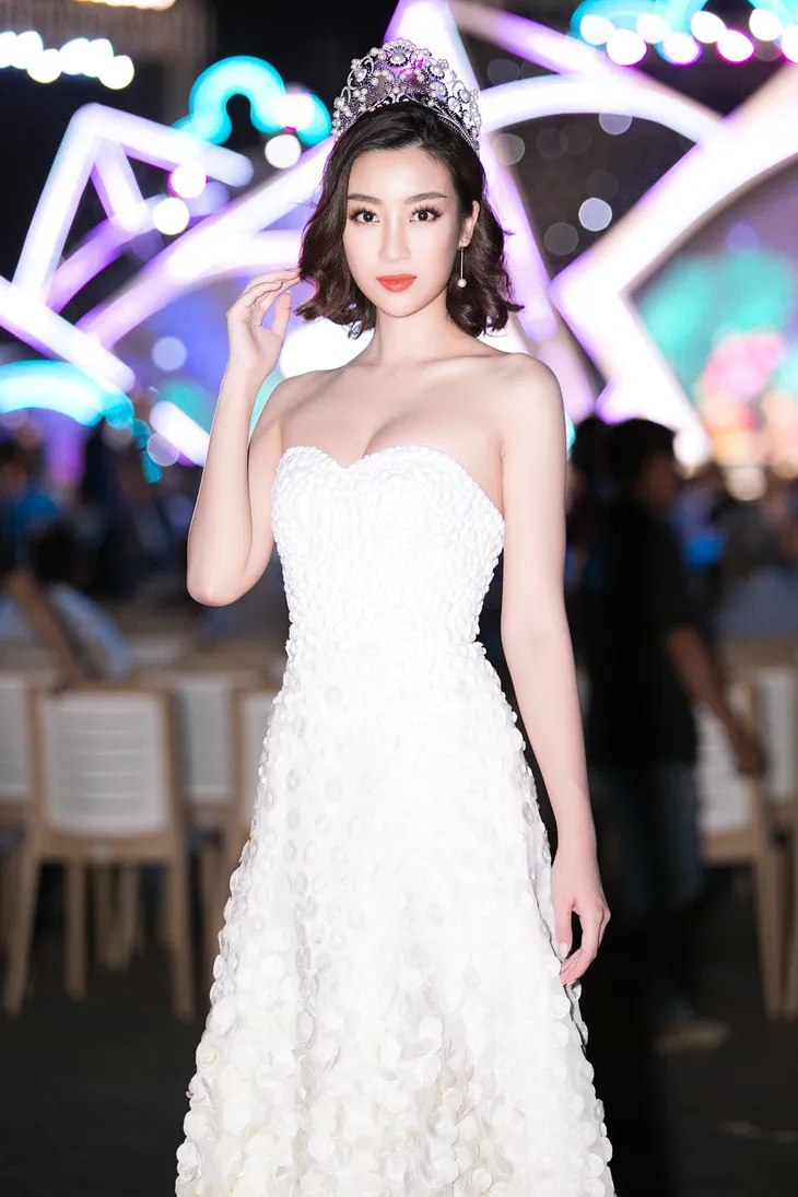 Soi vương miện của Hoa hậu Đỗ Thị Hà với Đỗ Mỹ Linh, Tiểu Vy và Lương Thùy Linh - Ảnh 8. Soi vương miện của Hoa hậu Đỗ Thị Hà với Đỗ Mỹ Linh, Tiểu Vy và Lương Thùy Linh - Ảnh 8.