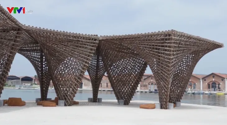 Du khách thích thú với tác phẩm “Tre thạch nhũ” ở triển lãm kiến trúc tại Italy - Ảnh 1. Du khách thích thú với tác phẩm “Tre thạch nhũ” ở triển lãm kiến trúc tại Italy - Ảnh 1.