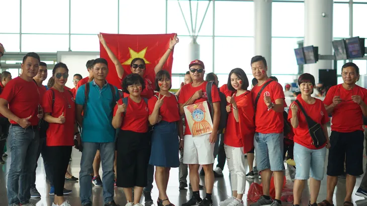 CĐV hồ hởi sang Indonesia xem Olympic Việt Nam đá tứ kết ASIAD 2018 - Ảnh 2. CĐV hồ hởi sang Indonesia xem Olympic Việt Nam đá tứ kết ASIAD 2018 - Ảnh 2.