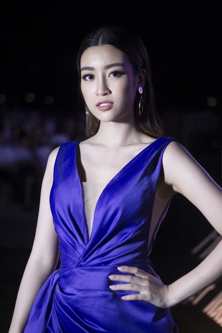 Cùng diện đầm xẻ cao táo bạo, Hoa hậu Kỳ Duyên, Đỗ Mỹ Linh khéo khoe chân thon - Ảnh 3. Cùng diện đầm xẻ cao táo bạo, Hoa hậu Kỳ Duyên, Đỗ Mỹ Linh khéo khoe chân thon - Ảnh 3.