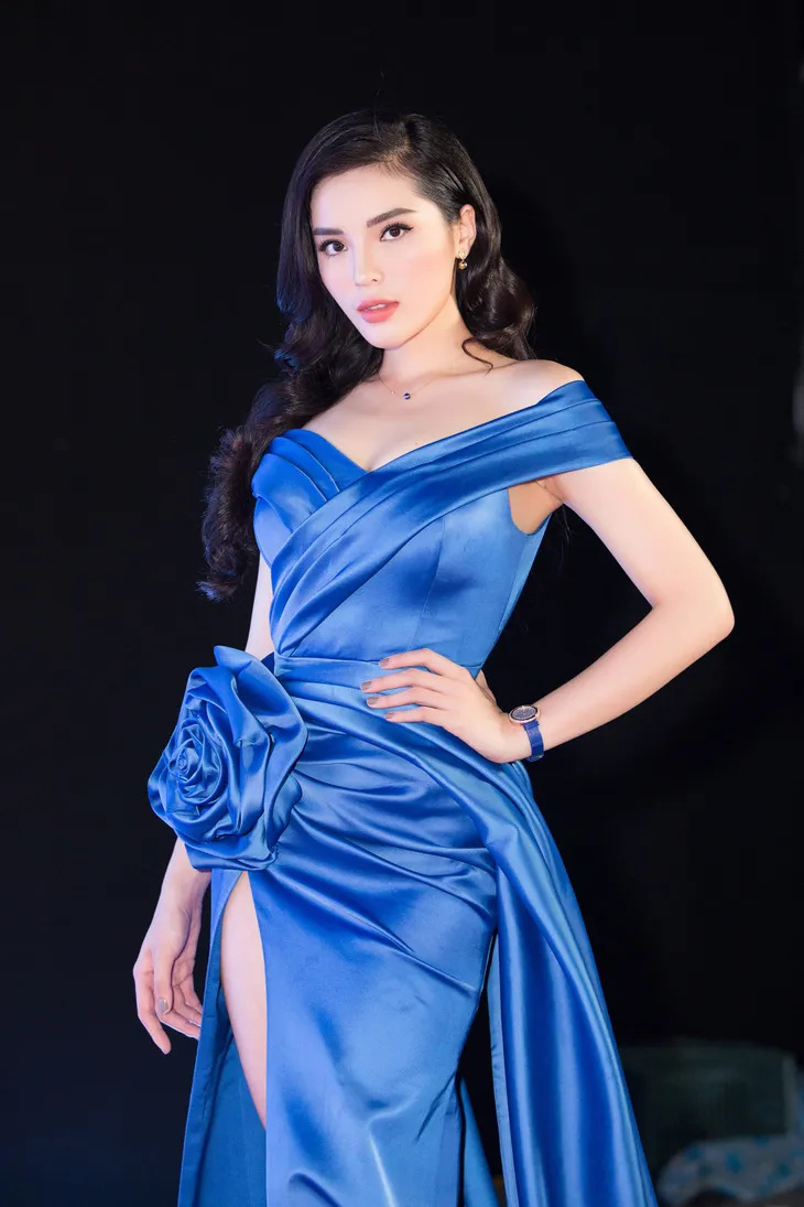 Cùng diện đầm xẻ cao táo bạo, Hoa hậu Kỳ Duyên, Đỗ Mỹ Linh khéo khoe chân thon - Ảnh 7. Cùng diện đầm xẻ cao táo bạo, Hoa hậu Kỳ Duyên, Đỗ Mỹ Linh khéo khoe chân thon - Ảnh 7.