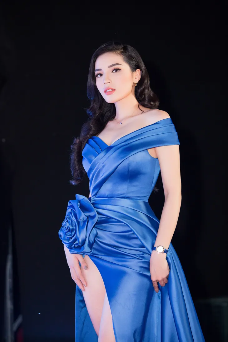 Cùng diện đầm xẻ cao táo bạo, Hoa hậu Kỳ Duyên, Đỗ Mỹ Linh khéo khoe chân thon - Ảnh 6. Cùng diện đầm xẻ cao táo bạo, Hoa hậu Kỳ Duyên, Đỗ Mỹ Linh khéo khoe chân thon - Ảnh 6.