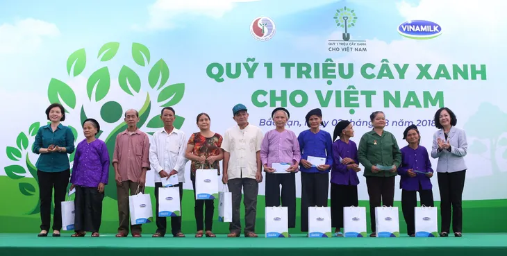 Phát huy đạo lý Uống nước nhớ nguồn - Vinamilk trồng 100.000 cây xanh tại Bắc Kạn - Ảnh 4. Phát huy đạo lý Uống nước nhớ nguồn - Vinamilk trồng 100.000 cây xanh tại Bắc Kạn - Ảnh 4.