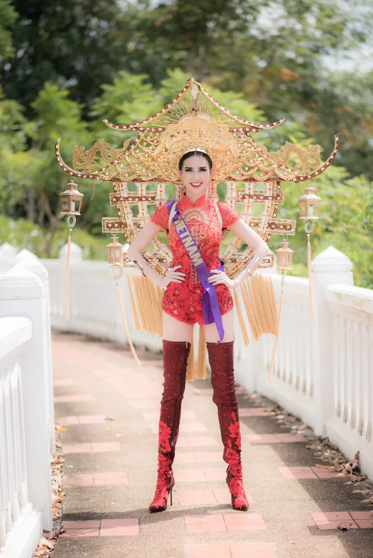 Phan Thị Mơ diện trang phục nặng 15kg đi thi nhan sắc quốc tế - Ảnh 3. Phan Thị Mơ diện trang phục nặng 15kg đi thi nhan sắc quốc tế - Ảnh 3.