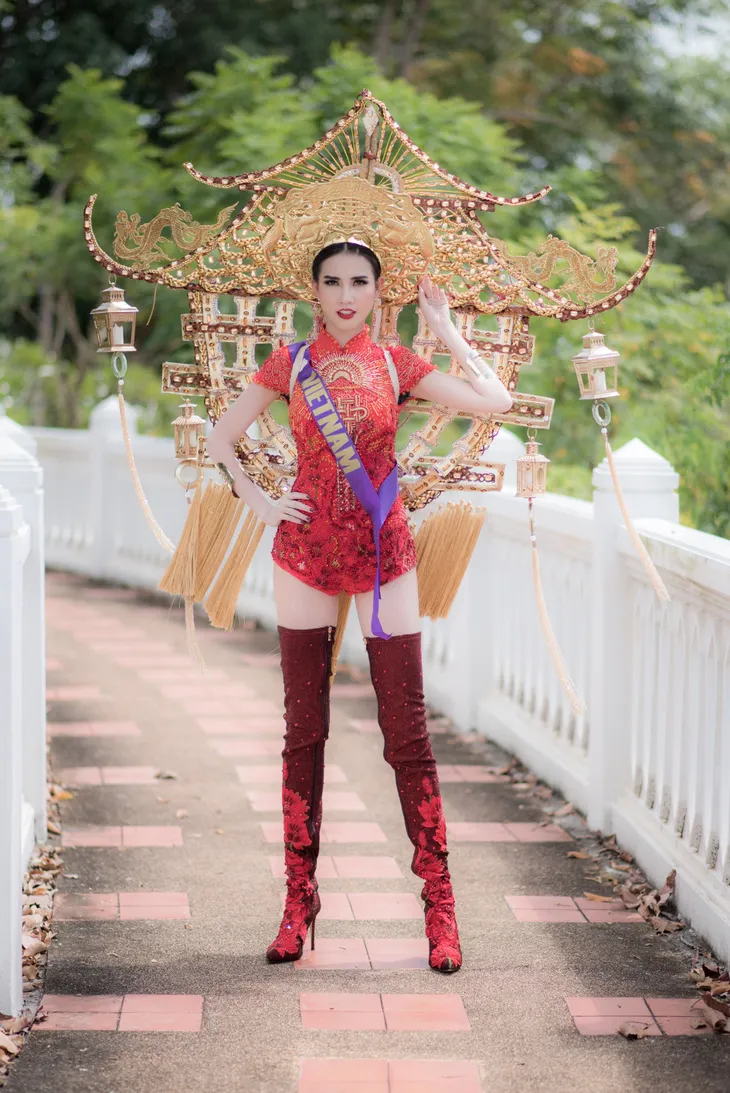 Phan Thị Mơ diện trang phục nặng 15kg đi thi nhan sắc quốc tế - Ảnh 2. Phan Thị Mơ diện trang phục nặng 15kg đi thi nhan sắc quốc tế - Ảnh 2.