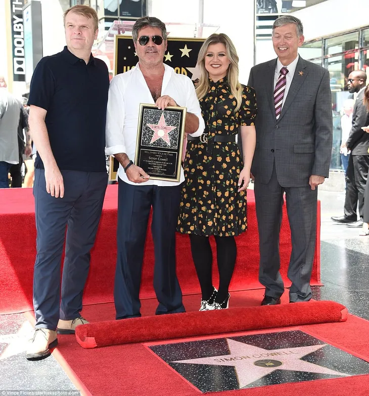 Simon Cowell được vinh danh trên Đại lộ Danh vọng sau hơn 40 năm gia nhập showbiz - Ảnh 9. Simon Cowell được vinh danh trên Đại lộ Danh vọng sau hơn 40 năm gia nhập showbiz - Ảnh 9.