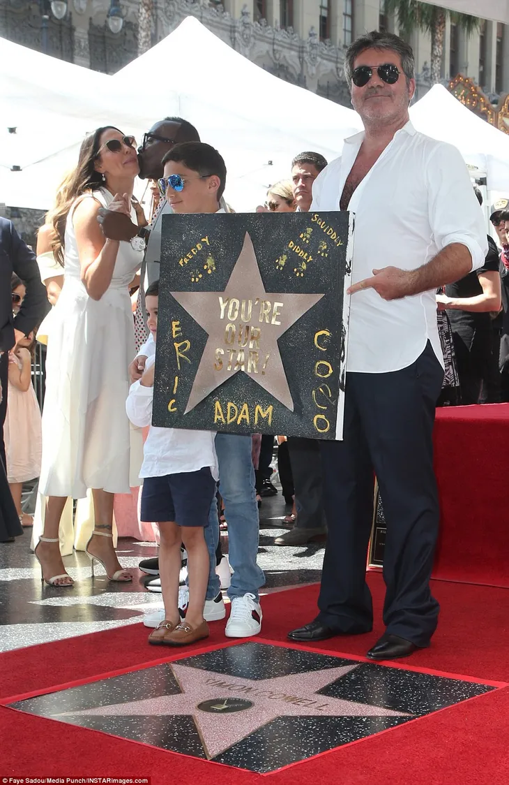 Simon Cowell được vinh danh trên Đại lộ Danh vọng sau hơn 40 năm gia nhập showbiz - Ảnh 1. Simon Cowell được vinh danh trên Đại lộ Danh vọng sau hơn 40 năm gia nhập showbiz - Ảnh 1.