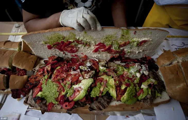 Bánh sandwich torta dài nhất Mỹ Latin - Ảnh 2. Bánh sandwich torta dài nhất Mỹ Latin - Ảnh 2.