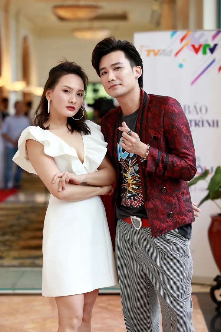 Bảo Thanh diện váy trắng giấu tuổi, nhí nhảnh bên Chí Thiện - Ảnh 1. Bảo Thanh diện váy trắng giấu tuổi, nhí nhảnh bên Chí Thiện - Ảnh 1.