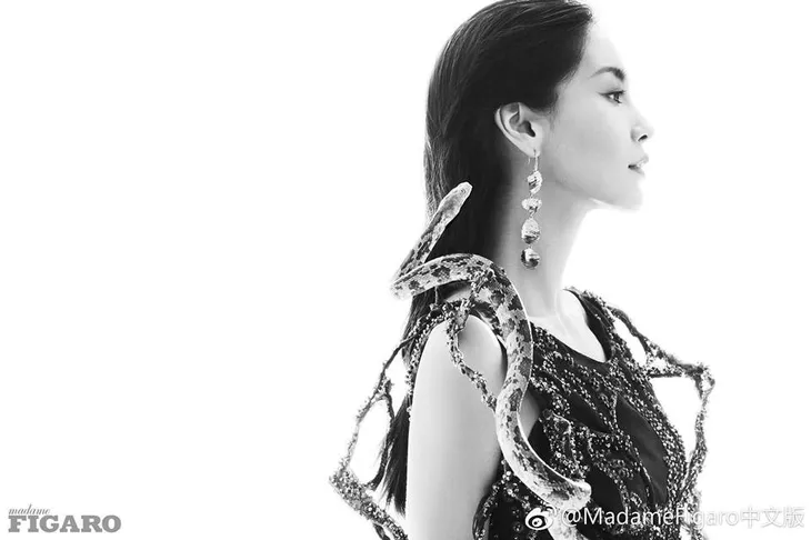 Ấn tượng với loạt hình Angelababy chơi đùa cùng rắn - Ảnh 8. Ấn tượng với loạt hình Angelababy chơi đùa cùng rắn - Ảnh 8.