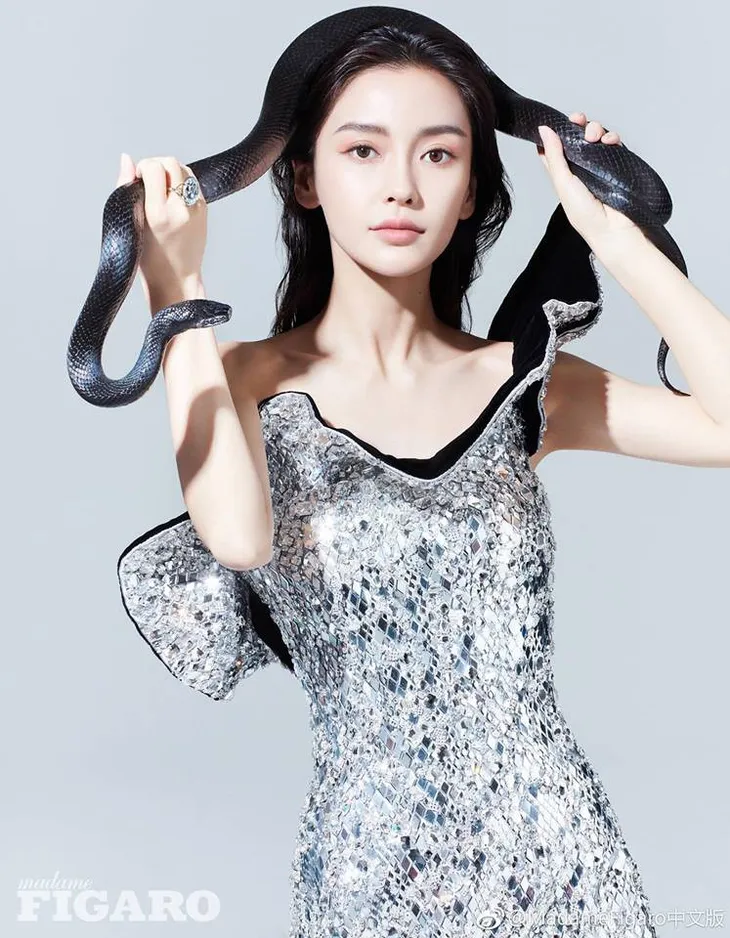 Ấn tượng với loạt hình Angelababy chơi đùa cùng rắn - Ảnh 7. Ấn tượng với loạt hình Angelababy chơi đùa cùng rắn - Ảnh 7.