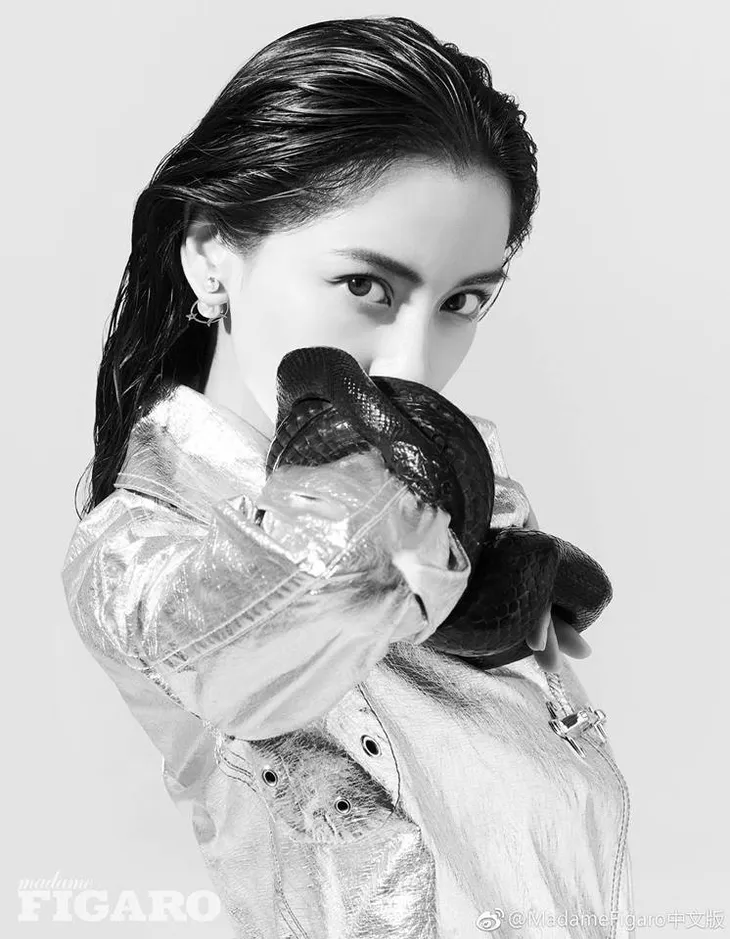 Ấn tượng với loạt hình Angelababy chơi đùa cùng rắn - Ảnh 6. Ấn tượng với loạt hình Angelababy chơi đùa cùng rắn - Ảnh 6.