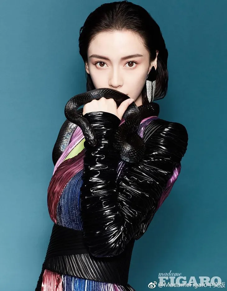 Ấn tượng với loạt hình Angelababy chơi đùa cùng rắn - Ảnh 2. Ấn tượng với loạt hình Angelababy chơi đùa cùng rắn - Ảnh 2.