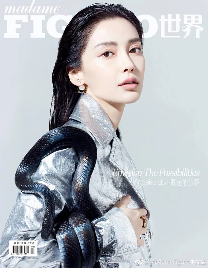 Ấn tượng với loạt hình Angelababy chơi đùa cùng rắn - Ảnh 1. Ấn tượng với loạt hình Angelababy chơi đùa cùng rắn - Ảnh 1.