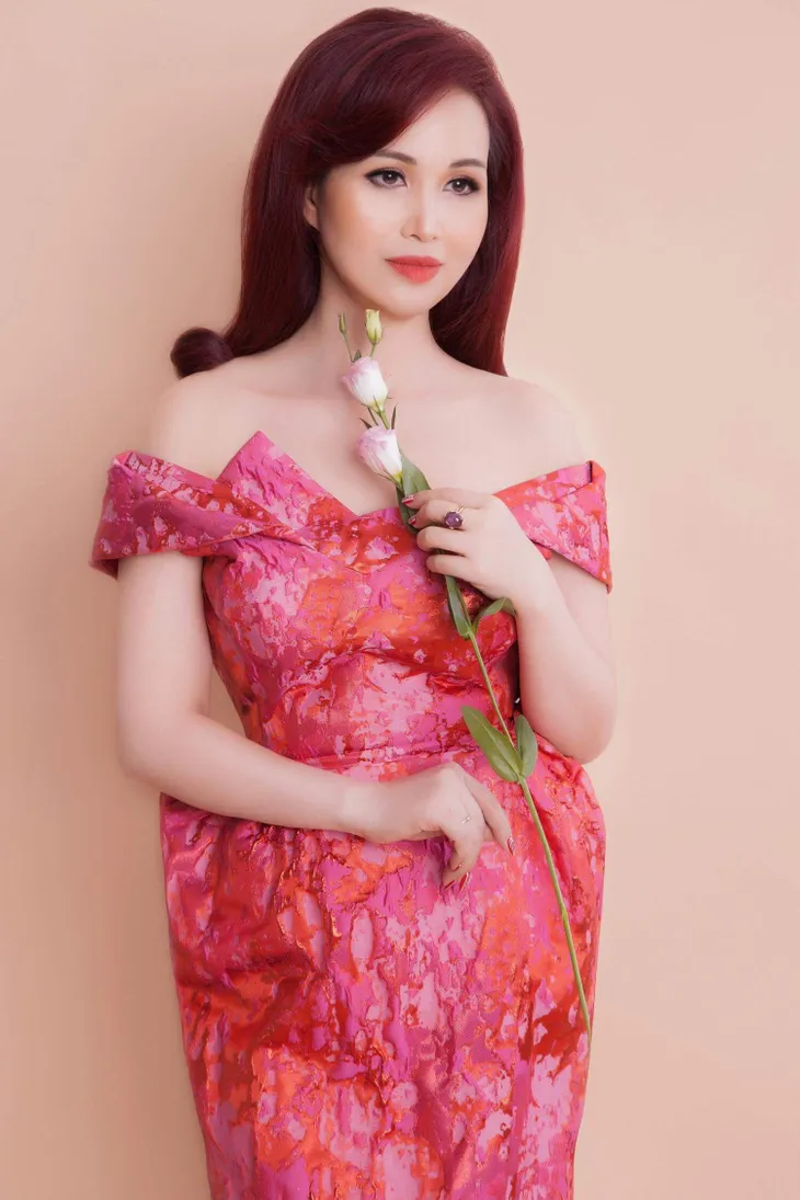 Hoa hậu Diệu Hoa ngồi ghế nóng Mrs Việt Nam - Người mẫu Quý bà 2018 - Ảnh 1. Hoa hậu Diệu Hoa ngồi ghế nóng Mrs Việt Nam - Người mẫu Quý bà 2018 - Ảnh 1.