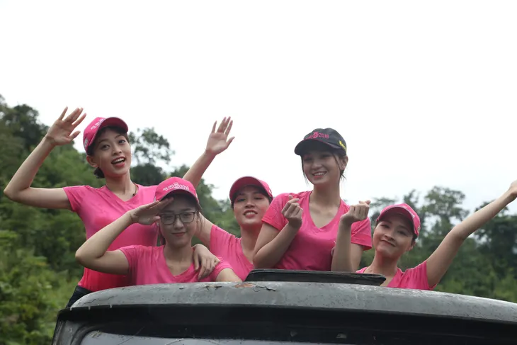 Thí sinh Hoa hậu Việt Nam 2018 mang nước sạch về bản Nịu - Ảnh 4. Thí sinh Hoa hậu Việt Nam 2018 mang nước sạch về bản Nịu - Ảnh 4.