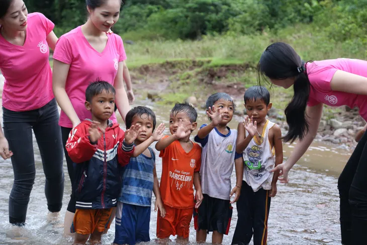 Thí sinh Hoa hậu Việt Nam 2018 mang nước sạch về bản Nịu - Ảnh 2. Thí sinh Hoa hậu Việt Nam 2018 mang nước sạch về bản Nịu - Ảnh 2.