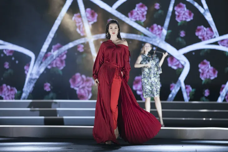 Đỗ Mỹ Linh làm vedette trên sân khấu Hoa hậu Việt Nam 2018 - Ảnh 3. Đỗ Mỹ Linh làm vedette trên sân khấu Hoa hậu Việt Nam 2018 - Ảnh 3.