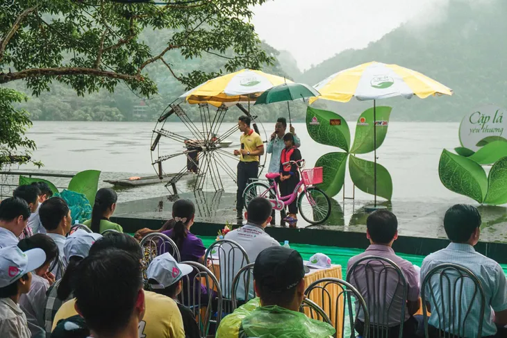 Hàng trăm người đội mưa đến với THTT Cặp lá yêu thương tại Bắc Kạn - Ảnh 4. Hàng trăm người đội mưa đến với THTT Cặp lá yêu thương tại Bắc Kạn - Ảnh 4.