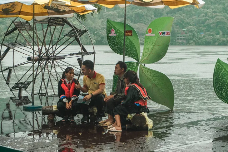 Hàng trăm người đội mưa đến với THTT Cặp lá yêu thương tại Bắc Kạn - Ảnh 7. Hàng trăm người đội mưa đến với THTT Cặp lá yêu thương tại Bắc Kạn - Ảnh 7.