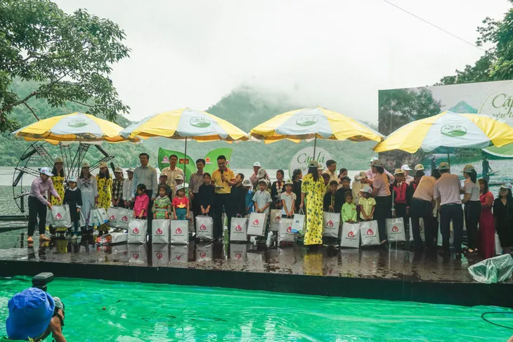 Hàng trăm người đội mưa đến với THTT Cặp lá yêu thương tại Bắc Kạn - Ảnh 14. Hàng trăm người đội mưa đến với THTT Cặp lá yêu thương tại Bắc Kạn - Ảnh 14.