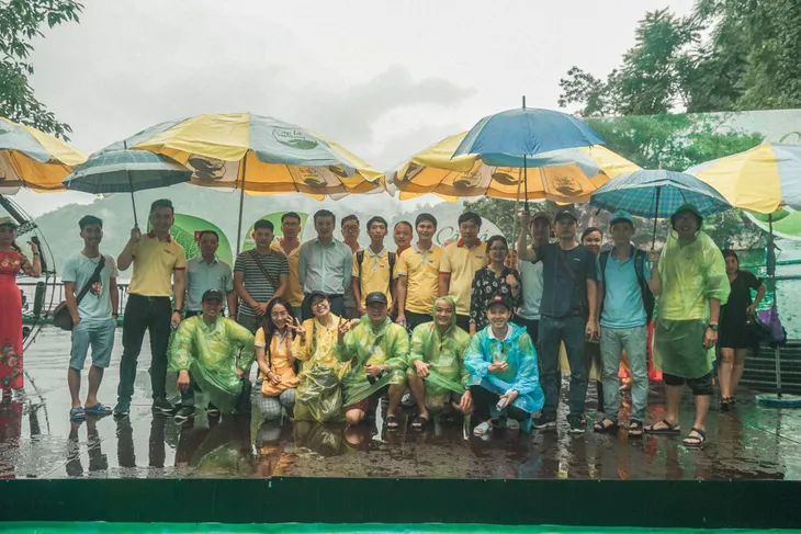 Hàng trăm người đội mưa đến với THTT Cặp lá yêu thương tại Bắc Kạn - Ảnh 15. Hàng trăm người đội mưa đến với THTT Cặp lá yêu thương tại Bắc Kạn - Ảnh 15.