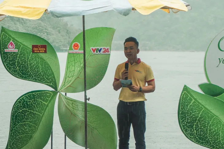 Hàng trăm người đội mưa đến với THTT Cặp lá yêu thương tại Bắc Kạn - Ảnh 2. Hàng trăm người đội mưa đến với THTT Cặp lá yêu thương tại Bắc Kạn - Ảnh 2.