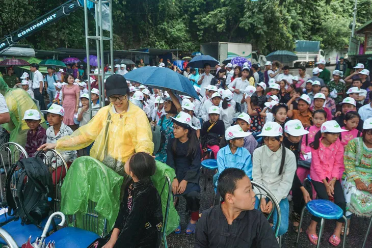 Hàng trăm người đội mưa đến với THTT Cặp lá yêu thương tại Bắc Kạn - Ảnh 10. Hàng trăm người đội mưa đến với THTT Cặp lá yêu thương tại Bắc Kạn - Ảnh 10.