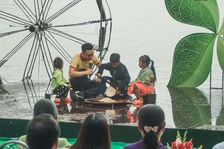 Hàng trăm người đội mưa đến với THTT Cặp lá yêu thương tại Bắc Kạn - Ảnh 8. Hàng trăm người đội mưa đến với THTT Cặp lá yêu thương tại Bắc Kạn - Ảnh 8.