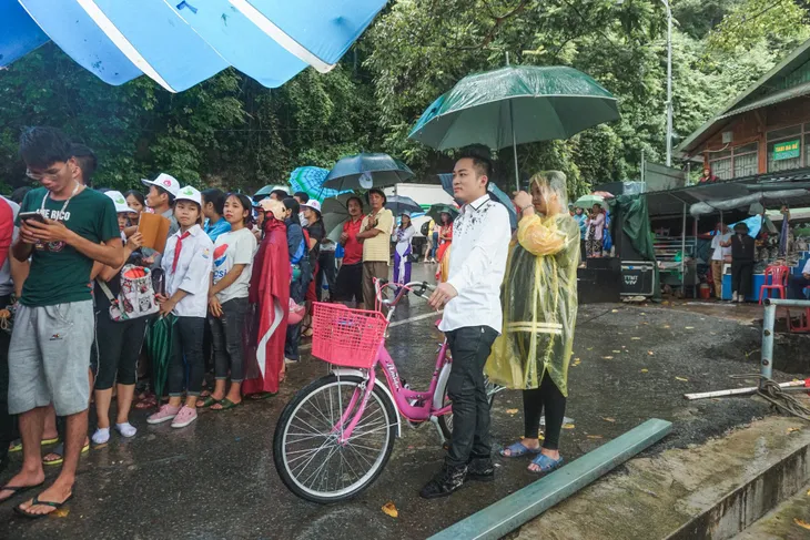 Ca sĩ Tùng Dương vượt mưa gió đến với hành trình Cặp lá yêu thương tại Bắc Kạn - Ảnh 5. Ca sĩ Tùng Dương vượt mưa gió đến với hành trình Cặp lá yêu thương tại Bắc Kạn - Ảnh 5.