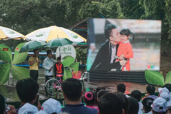 Ca sĩ Tùng Dương vượt mưa gió đến với hành trình Cặp lá yêu thương tại Bắc Kạn - Ảnh 1. Ca sĩ Tùng Dương vượt mưa gió đến với hành trình Cặp lá yêu thương tại Bắc Kạn - Ảnh 1.