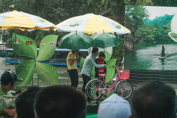 Ca sĩ Tùng Dương vượt mưa gió đến với hành trình Cặp lá yêu thương tại Bắc Kạn - Ảnh 4. Ca sĩ Tùng Dương vượt mưa gió đến với hành trình Cặp lá yêu thương tại Bắc Kạn - Ảnh 4.