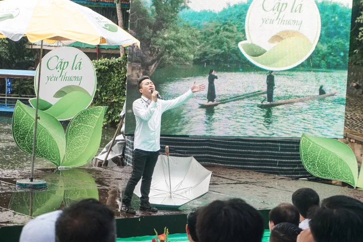Ca sĩ Tùng Dương vượt mưa gió đến với hành trình Cặp lá yêu thương tại Bắc Kạn - Ảnh 2. Ca sĩ Tùng Dương vượt mưa gió đến với hành trình Cặp lá yêu thương tại Bắc Kạn - Ảnh 2.