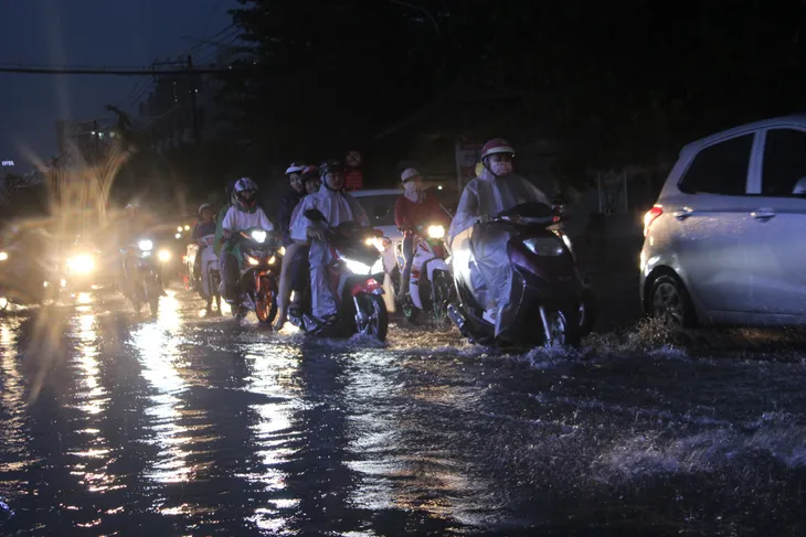 TP.HCM: Mưa lớn kéo dài, người dân chật vật di chuyển - Ảnh 1. TP.HCM: Mưa lớn kéo dài, người dân chật vật di chuyển - Ảnh 1.