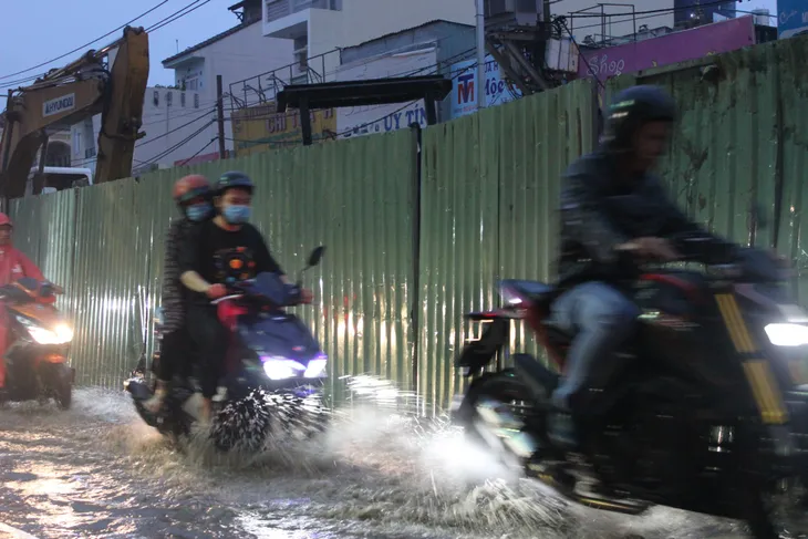TP.HCM: Mưa lớn kéo dài, người dân chật vật di chuyển - Ảnh 3. TP.HCM: Mưa lớn kéo dài, người dân chật vật di chuyển - Ảnh 3.