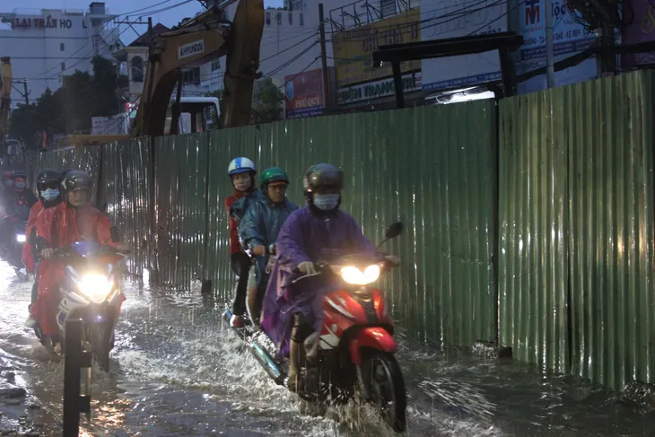 TP.HCM: Mưa lớn kéo dài, người dân chật vật di chuyển - Ảnh 4. TP.HCM: Mưa lớn kéo dài, người dân chật vật di chuyển - Ảnh 4.