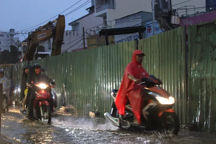 TP.HCM: Mưa lớn kéo dài, người dân chật vật di chuyển - Ảnh 5. TP.HCM: Mưa lớn kéo dài, người dân chật vật di chuyển - Ảnh 5.