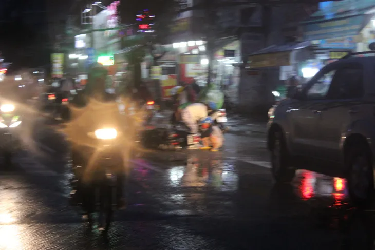 TP.HCM: Mưa lớn kéo dài, người dân chật vật di chuyển - Ảnh 6. TP.HCM: Mưa lớn kéo dài, người dân chật vật di chuyển - Ảnh 6.