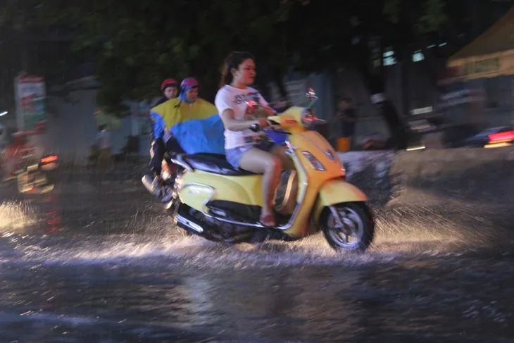 TP.HCM: Mưa lớn kéo dài, người dân chật vật di chuyển - Ảnh 7. TP.HCM: Mưa lớn kéo dài, người dân chật vật di chuyển - Ảnh 7.