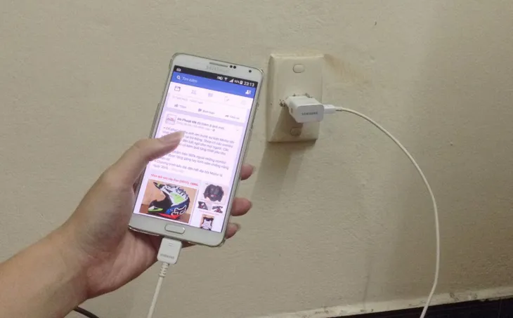 Cô gái trẻ ở Thanh Hoá bị điện giật tử vong khi sạc pin điện thoại - Ảnh 1. Cô gái trẻ ở Thanh Hoá bị điện giật tử vong khi sạc pin điện thoại - Ảnh 1.