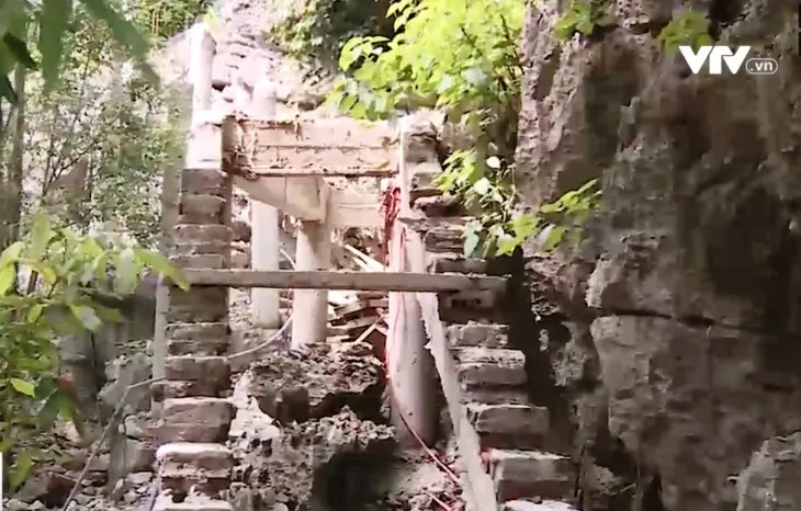 Công trình sai phạm trên núi Cái Hạ vẫn chưa được tháo dỡ xong - Ảnh 1. Công trình sai phạm trên núi Cái Hạ vẫn chưa được tháo dỡ xong - Ảnh 1.