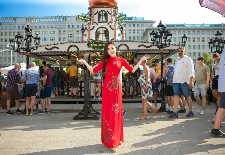 Sao mai Mai Diệu Ly diện áo dài đỏ rực hát tại lễ hội bia quốc tế Berlin - Ảnh 4. Sao mai Mai Diệu Ly diện áo dài đỏ rực hát tại lễ hội bia quốc tế Berlin - Ảnh 4.