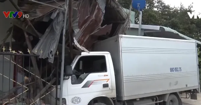 Kiên Giang: Xe tải mất lái đâm vào nhà dân - Ảnh 1. Kiên Giang: Xe tải mất lái đâm vào nhà dân - Ảnh 1.