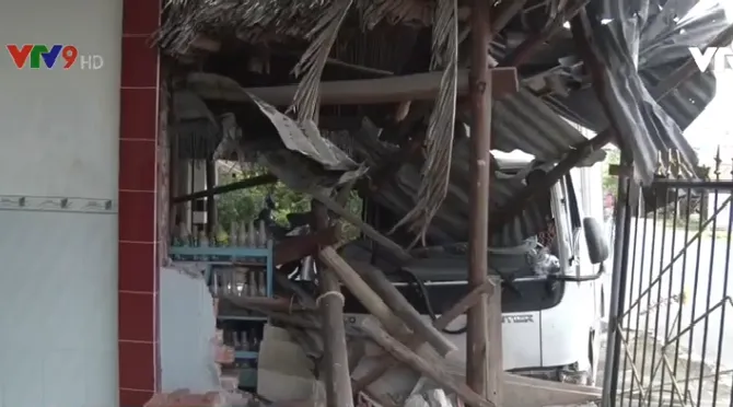 Kiên Giang: Xe tải mất lái đâm vào nhà dân - Ảnh 3. Kiên Giang: Xe tải mất lái đâm vào nhà dân - Ảnh 3.